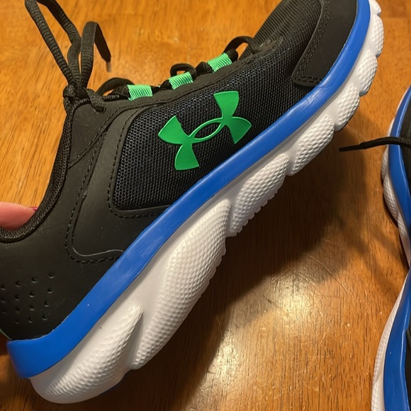 NEW Size: 6Y Under Armour Kids Assert sneakers, black, green, blue, and white - Picture 6 of 8